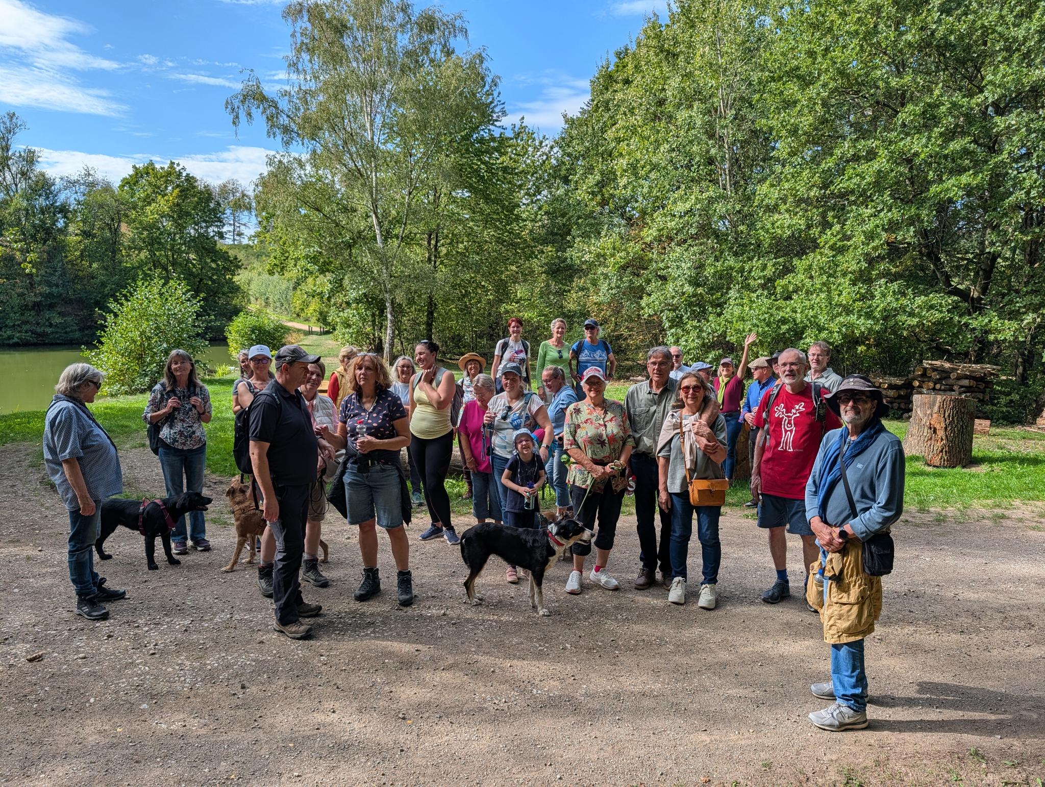 Teilnehmende der Herbstwanderung 2026 beim gemeinsamen Gruppenfoto
